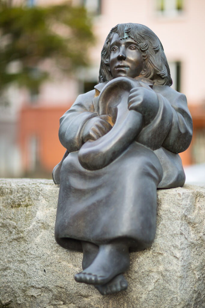 Plastik "Momo" von Ulrike Enders am Michael-Ende-Platz in Hannover.
